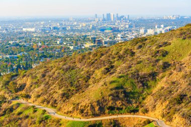 Santa Monica Dağları 'ndaki Runyon Kanyonu Yolu, Kaliforniya ve Los Angeles manzaralı bir manzaradan görülüyor..