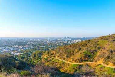 Santa Monica Dağları 'nın göz kamaştırıcı manzarası ve California' daki Runyon Canyon Parkı 'nın manzarasından görüldüğü gibi açılar şehri..