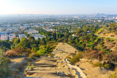 Manzarayla yürüyüş: Güneşli bir günde Runyon Canyon Parkı 'nın manzaralı manzarasından görüldüğü gibi Los Angeles ufuk çizgisi.