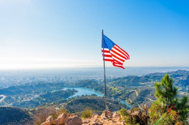 Griffith Park 'taki bilgelik ağacı yürüyüşü: Griffith Park Patikası' nın tepesinden nefes kesici manzara, ikonik Amerikan bayrağı, Santa Monica Dağları, parıldayan göl ve aşağıdaki meleklerin şehri.