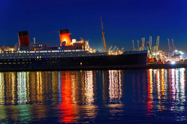 Loď Queen Mary Zářící Pod Nočními Světly Obklopená Pulzující Městskou — Stock fotografie