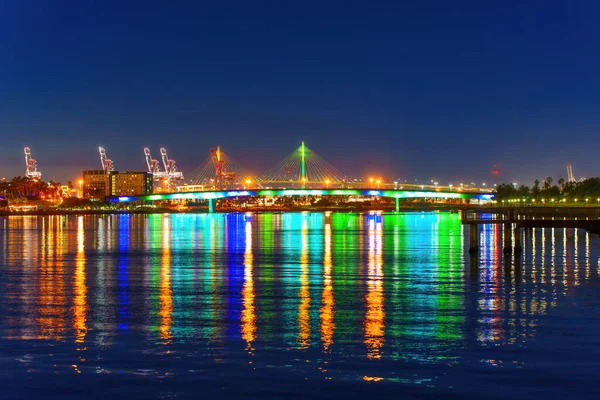 Queensway Bridge Long Beach California Brilla Intensamente Por Noche Proyectando —  Fotos de Stock