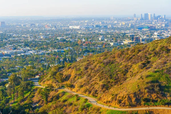 展望台から見たルニョン キャニオン トレイルとロサンゼルス市の眺め — ストック写真