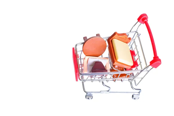 Miniatyr Shoppingvagn Överflödande Med Ett Sortiment Små Leksaksmöbler Figurer Isolerade — Stockfoto