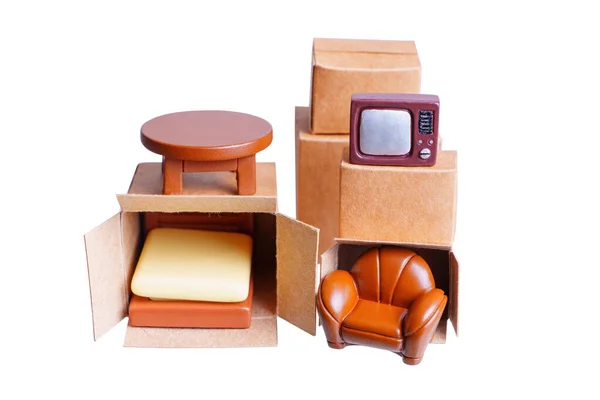 一组小移动的盒子 装有各种小巧的家具雕像 打开包装 隔离在白色的背景上 室内装饰 室内设计 搬迁和存储相关概念 — 图库照片