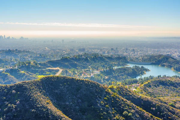 ハリウッド湖 ハリウッドヒルズ 丘の上から見たロサンゼルス市 旅と自然をテーマにした背景 — ストック写真