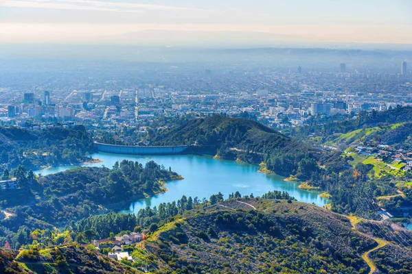 꼭대기에서 할리우드 수지와 로스앤젤레스시는 할리우드 힐스의 초목으로 둘러싸인 아름다운 자연을 — 스톡 사진