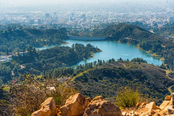 Hollywood Reservoir Vidět Kopce Ukazuje Krásnou Modrou Vodu Obklopenou Bujnou — Stock fotografie