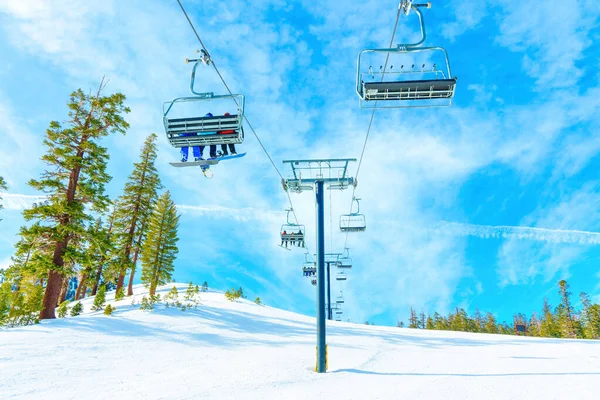 Esquiadores Suben Montaña Telesilla Como Desde Abajo Contra Cielo Azul —  Fotos de Stock