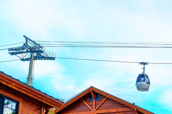 Lyžařský Vlek Gondola Cestuje Vysoko Nad Střechami Půvabné Zimní Vesnice — Stock fotografie
