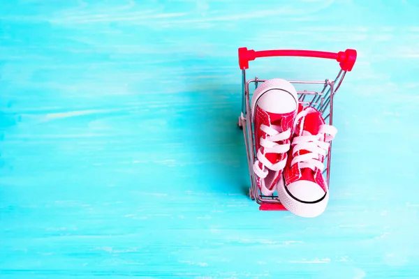 Вид Зверху Мініатюрного Супермаркету Штовхає Візок Парою Дитячих Червоних Полотен — стокове фото