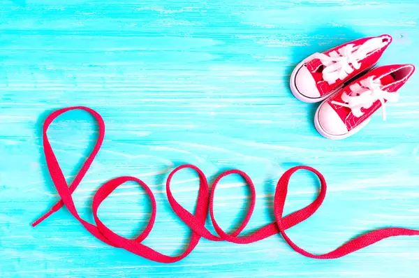 Красные Шнурки Буквы Образующие Слово Любовь Миниатюрные Красные Холст Обувь — стоковое фото