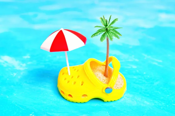 Yellow Perforated Summer Sandal Shoe Sand Pile Toy Palm Tree — Stock Photo, Image
