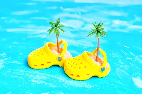 Summer Vacation Background Miniature Yellow Clog Shoes Sand Palm Trees — Stock Photo, Image
