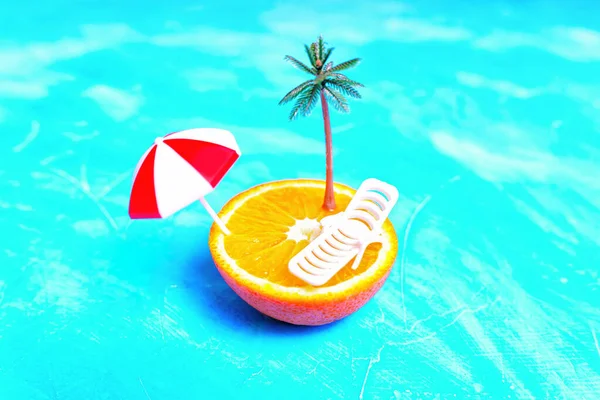 迷你异国情调度假作品集 热带岛屿 由半边形橙色制成 配有玩具沙滩椅 棕榈树和放在顶部的海滩伞 — 图库照片
