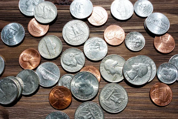 Американские Монеты Помещенные Темный Деревянный Стол Отражают Суть Финансовых Операций — стоковое фото