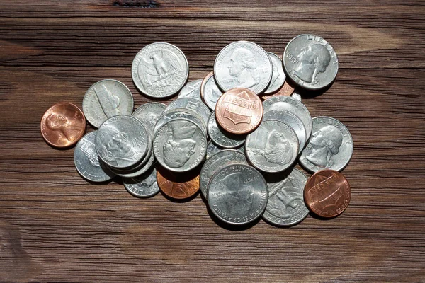 Mucchio Monete Americane Disposte Uno Sfondo Legno Visto Una Prospettiva — Foto Stock