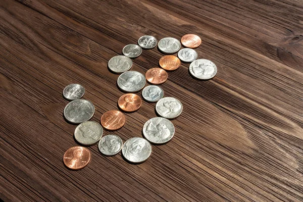 Americké Mince Uspořádány Ikonického Znaku Dolaru Umístěn Tmavém Dřevěném Stole — Stock fotografie