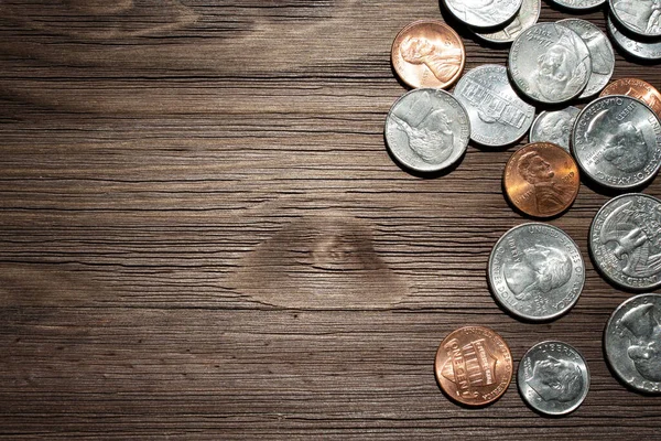 Темный Деревянный Стол Фоне Американских Монет Место Логотипа Текста Финансовые — стоковое фото