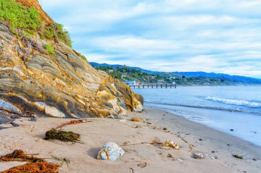 Görkemli Malibu kıyı şeridi devasa kaya oluşumları, güzel plajlar ve bulutlu manzaralı gökyüzü..