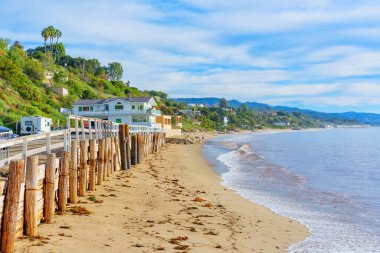 California, Malibu 'nun pitoresk kıyı şeridi boyunca yuva yapmış büyüleyici evler..