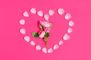 Hassas gül yapraklarından yapılmış kalp şeklinde bir düzenleme merkezinde çiçek açan bir gül, aşkı, güzelliği ve romantizmi simgeliyor..