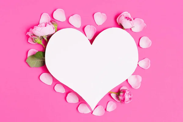 Λευκό Σχήμα Καρδιάς Άφθονο Χώρο Αντίγραφο Πλαισιώνεται Ανθισμένα Τριαντάφυλλα Και — Φωτογραφία Αρχείου