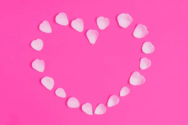 Λεπτό Πλαίσιο Σχήμα Καρδιάς Κατασκευασμένο Από Ροδοπέταλα Μαλακό Ροζ Φόντο — Φωτογραφία Αρχείου