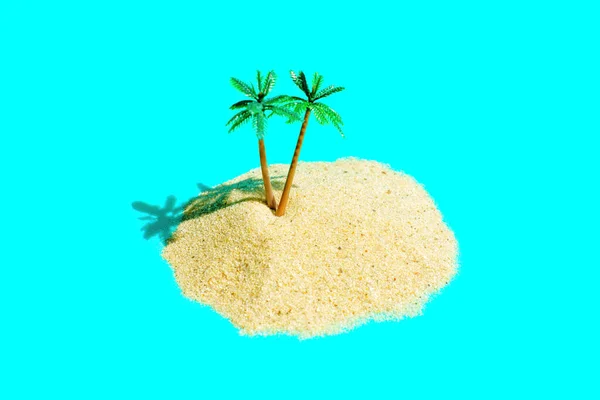 Abgelegene Tropische Inselkomposition Aus Sandhaufen Und Spielzeugpalmen Auf Hellblauem Hintergrund — Stockfoto