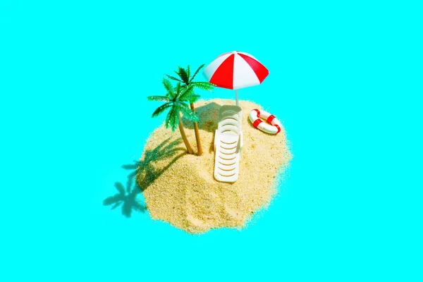 由沙滩 微型玩具棕榈树 沙滩躺椅和在清澈蓝绿色背景下的迷人的太阳伞构成的沙滩岛屿构图的空中景观 — 图库照片