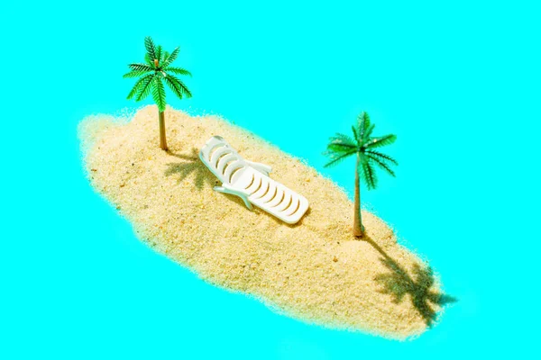 沙滩构图由沙子 玩具棕榈树和一个小小的白色休闲地组成 背景迷人而蔚蓝 — 图库照片