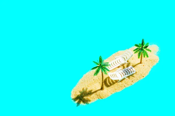 热带岛屿的组成安排从玩具棕榈树和白色躺卧在金黄色的沙滩上的蓝绿色背景与复制空间 浪漫的蜜月背景 — 图库照片