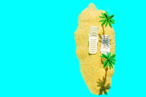 Тропическая Композиция Острова Игрушечных Пальм Белых Шезлонгов Расположенных Песке Бирюзовом — стоковое фото
