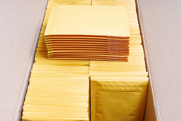 Otwórz Pudełko Żółtymi Wyściełanymi Kopertami Produkcja Opakowań Kontrola Jakości — Zdjęcie stockowe