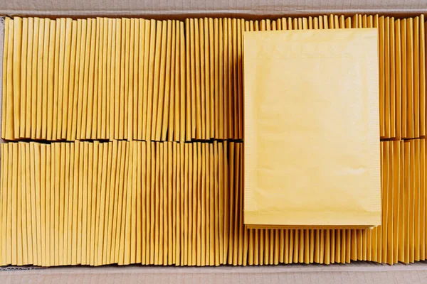 Otwarte Pudełko Tekturowe Wypełnione Świeżo Wydrukowanymi Żółtymi Kopertami Pocztowymi Gotowe — Zdjęcie stockowe