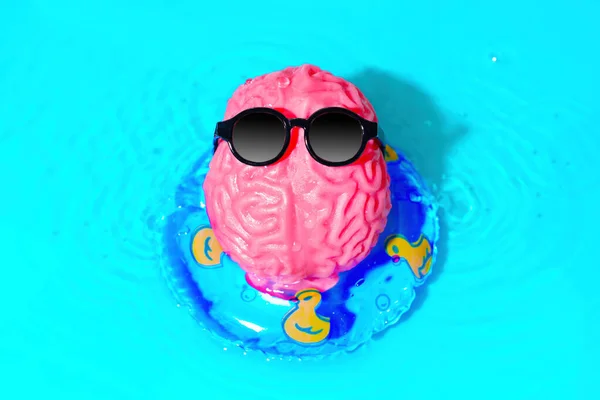 Cute Character Made Human Brain Model Wearing Sunglasses Enjoys Carefree — Stock Photo, Image