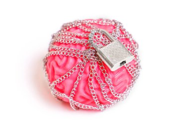 Zincirlerle bağlanmış ve beyaz arka planda izole edilmiş bir asma kilit ile korunan insan beyni modelinin yakın çekimi. Bilişsel sınırlamalar kavramı.