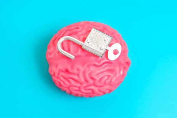 ピンクの人間の脳モデル オープン南京錠とキーを伴う 知識の解放 突破口と知識と技術革新の追求 — ストック写真