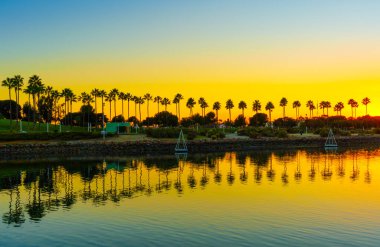 Gün batımında Long Beach 'teki Lions Lighthouse bölgesinin kıyı şeridi boyunca rıhtım manzarası.