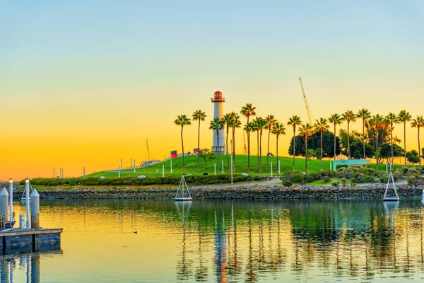 Long Beach 'teki Lions Lighthouse bölgesinin rıhtım manzarası batan güneşin sıcaklığının tadını çıkarıyor..