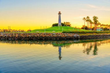 Long Beach, Kaliforniya 'daki Lions Lighthouse tepesinin yanındaki rıhtımda..