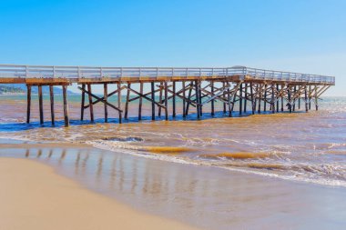 Malibu, California 'da okyanusa doğru uzanan tahta iskele kıyıdan görüldüğü gibi..