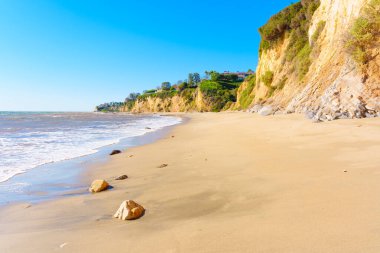 Sahil manzarası Malibu Sahili 'nin el değmemiş kumlu kıyıları engin okyanusları ve olağanüstü bir uçurum kenarı evi. Gayrimenkul geçmişi.