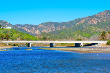 Pasifik Sahil Otoyolu 'nun Malibu Lagoon' dan görünen manzarası düşük bir bakış açısıyla manzaralı bir dağ manzarası..