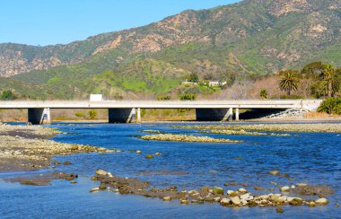 California 'daki Malibu Lagoon bölgesinden alınan Pasifik Sahil Otoyolu' nun düşük görüş açısı.