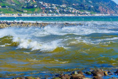 Kaliforniya 'daki Malibu Gölünde görüldüğü gibi Malibu' nun engin engin okyanusları boyunca ritmik dalgaları ve nefes kesici manzarasını gösteren sahil manzarası..