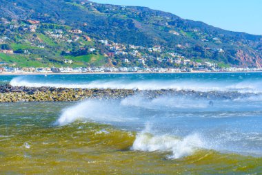 Okyanus manzarası görkemli dağlar ve güzel Malibu Sahili tarafından çerçevelenmiş..