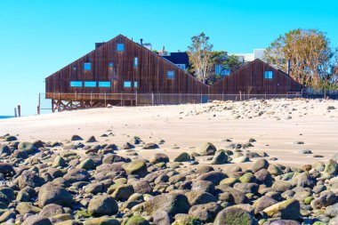 Malibu, California - 31 Ocak 2023 Malibu 'da okyanus kıyısında piramit şeklinde ahşap bir ev.