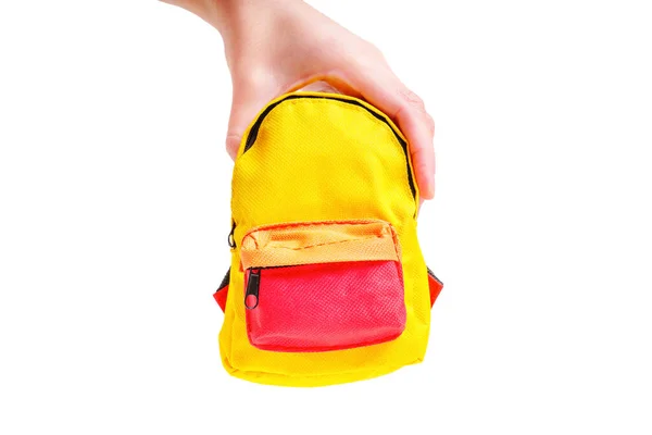 Рука Держит Крошечный Желтый Красный Рюкзак Изолирован Белом Фоне Концепция — стоковое фото