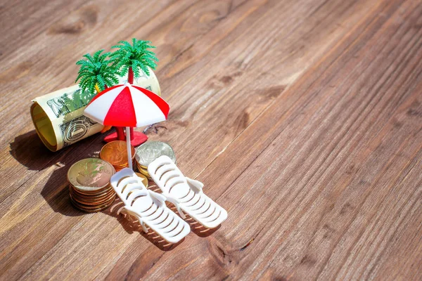 Hromádky Mincí Hotovosti Doplněné Miniaturním Plážovým Deštníkem Palmami Plážovými Židlemi — Stock fotografie